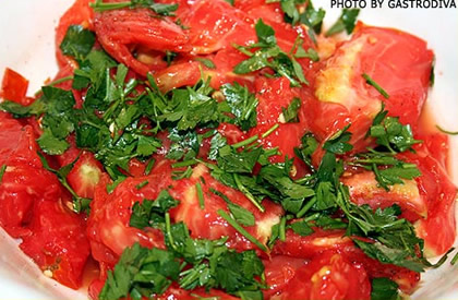 Zarezana rajčica u tanjuru