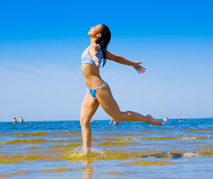 Trčanje po plaži kroz plićak