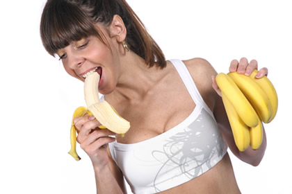 Žena jede bananu
